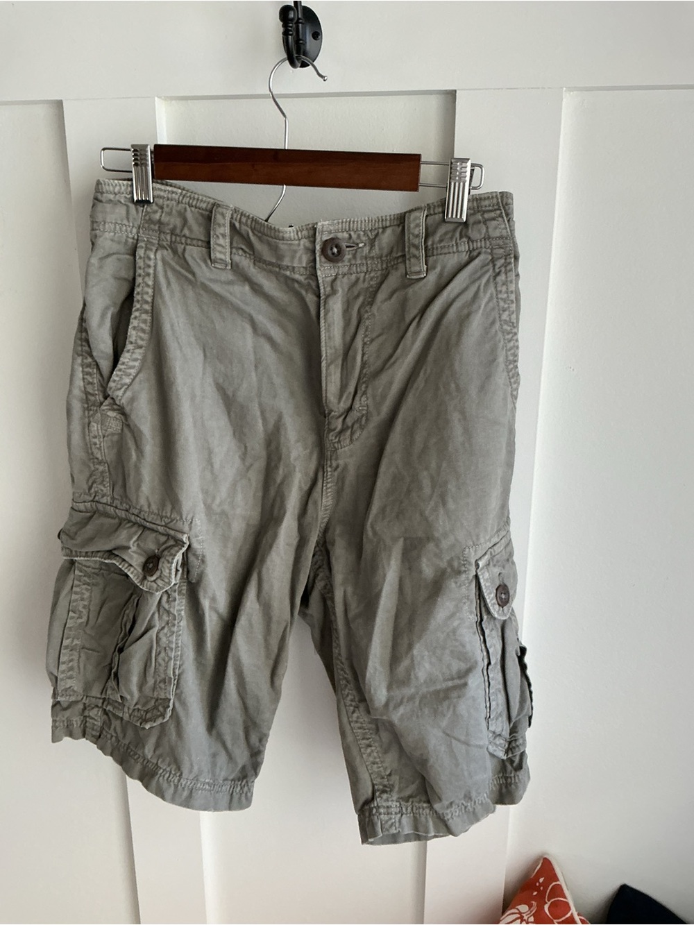 American Eagle Outfitters Men's Light Gray Cargo Shorts - Utility Pockets